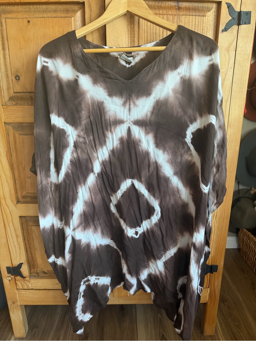 Relaxed Tie-Dye V-Neck Women’s Top - Brown & White